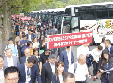 海外有力バイヤーを貸切バスで宿泊先から展示会場へ案内する光景